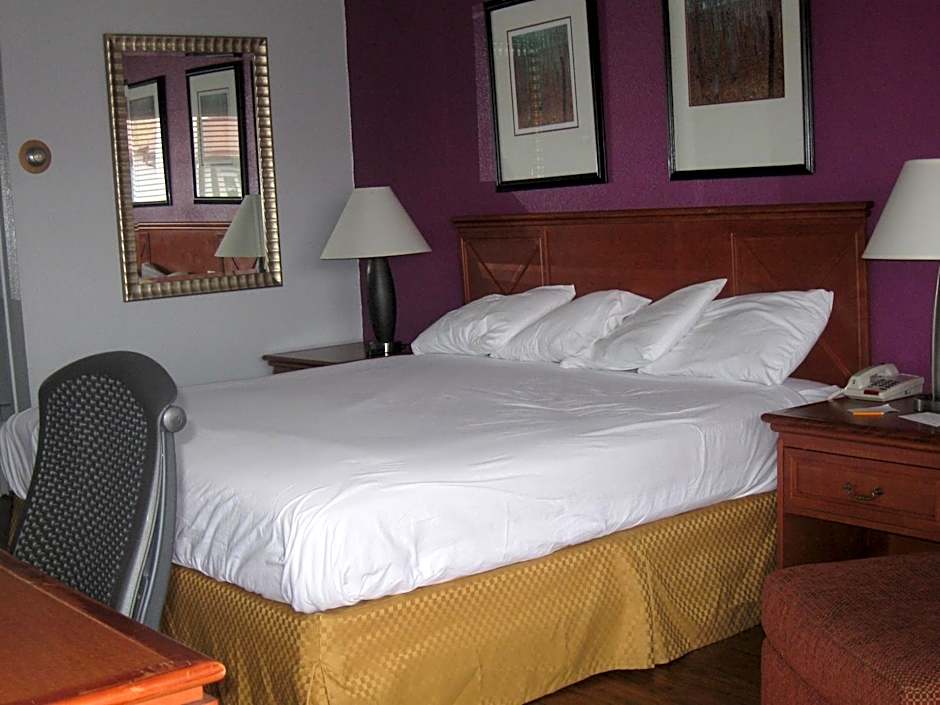 Santa Fe Inn - Pueblo