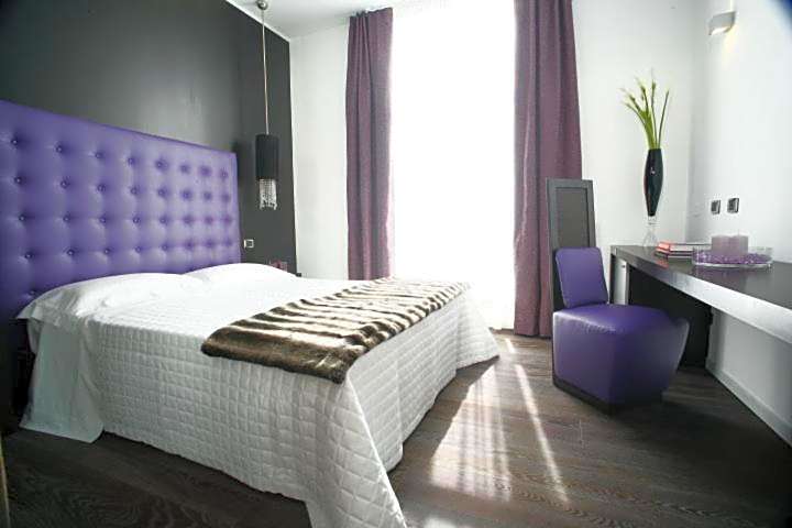 Hotel In - Lounge Room