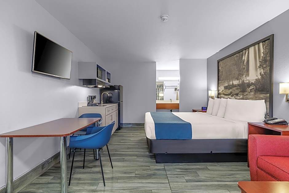 Days Inn & Suites by Wyndham Flagstaff I-40