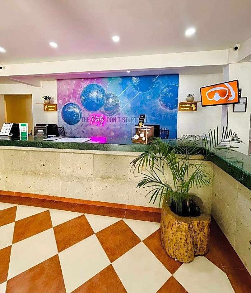 Nomads Party Hotel & Hostel