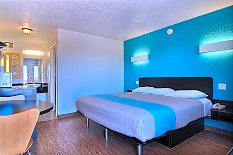 1 King Bed | Non-Smoking, Micfridge