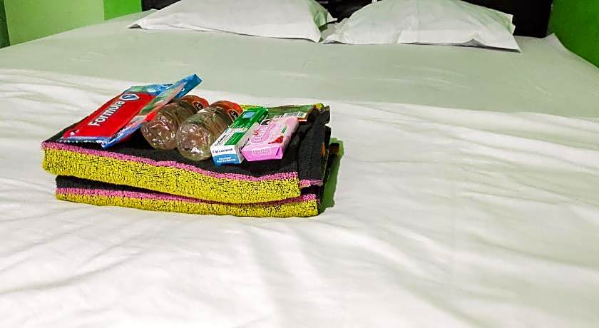 RedDoorz near Pelabuhan Ajibata Parapat