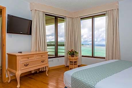 Three-Bedroom Suite with Ocean View (Ocean Front Suite)
