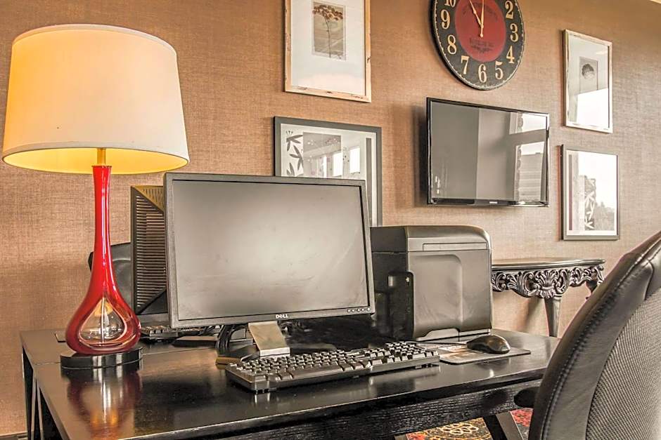 Shoreline Inn & Conference Center, Ascend Hotel Collection