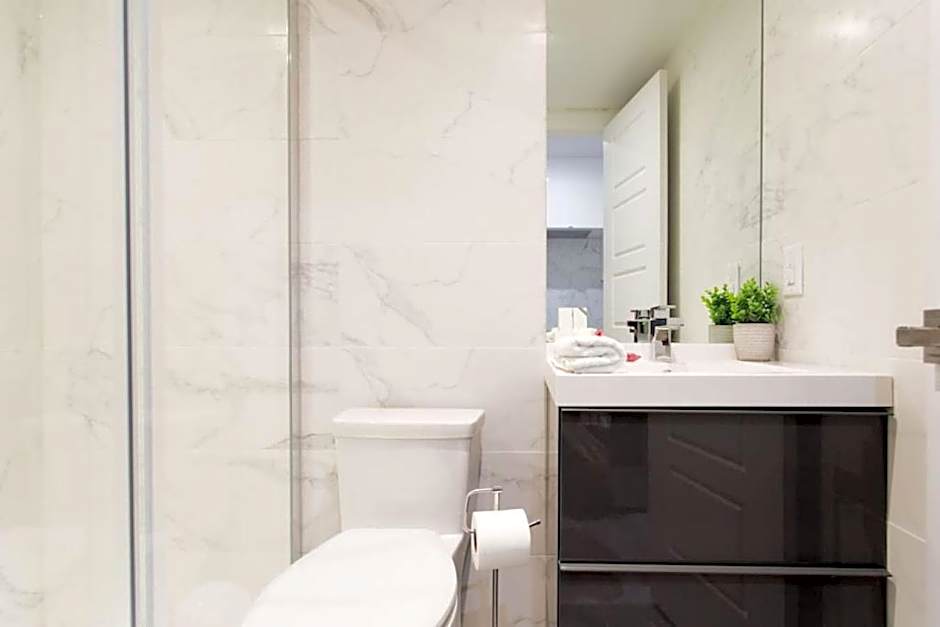 Palms Little Italy Studio with full bathroom by Denstays