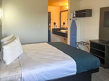 Studio 6 Suites Delano, CA