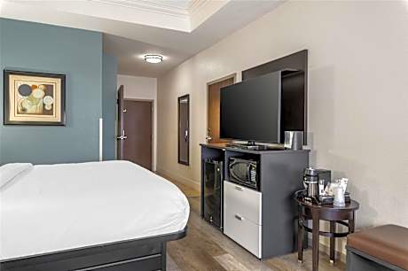 King Room with Bath Tub - Mobility Accessible/Non-Smoking