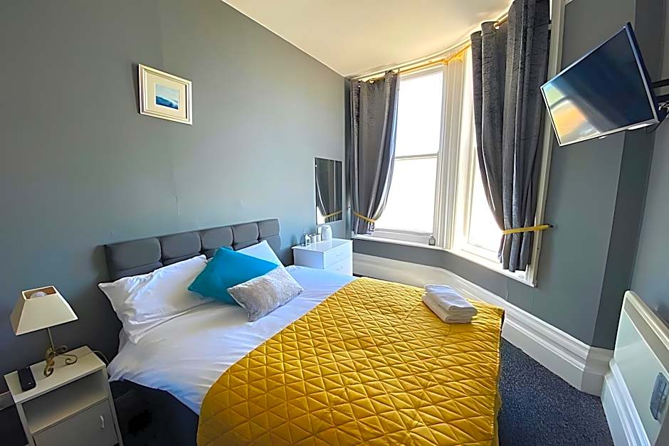 OYO Marine Parade Hotel, Eastbourne Pier