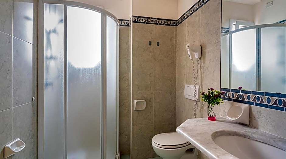 Hotel Plaza con piscina