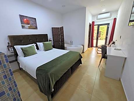 Deluxe double - room 7, 1 car parking space