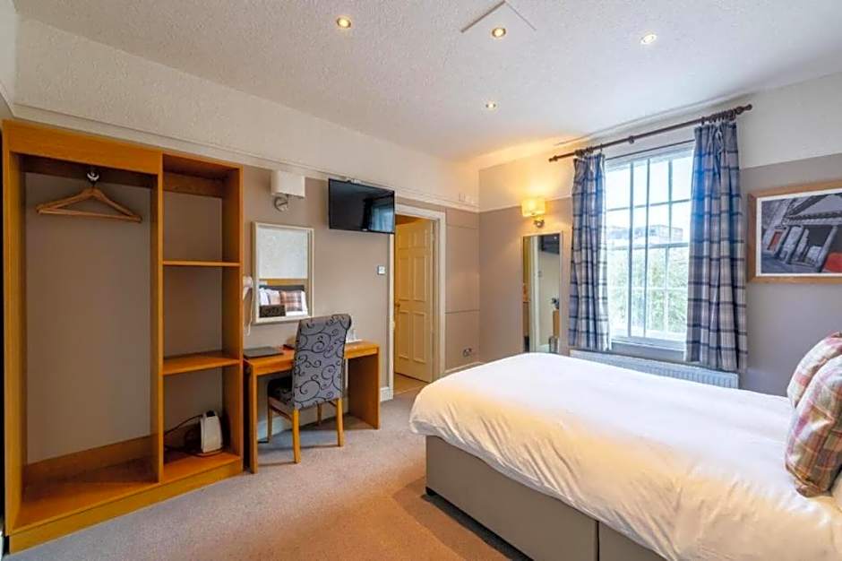 OYO The Red Lion Hotel