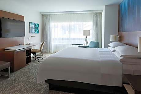 1 Bedroom Suite, 1 King, Sofa bed, CN Tower view