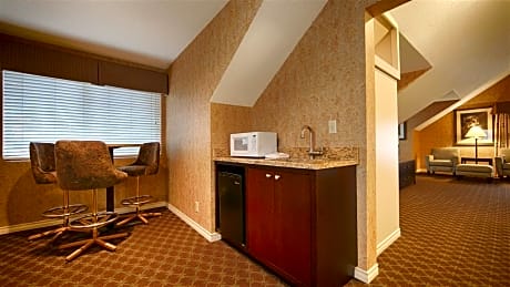 Suite-2 Queen Beds - Non-Smoking, 2 Rooms, Pet Friendly Room, Table And Chairs, Mini Fridge, Keurig Coffee Maker, Continental Breakfast