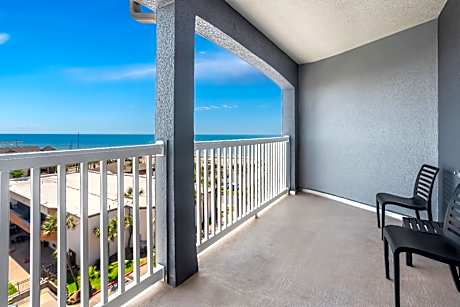 Two-Bedroom Queen Suite with Ocean View and Sofa Bed