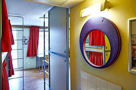 Budget Twin Room with Shared Bathroom