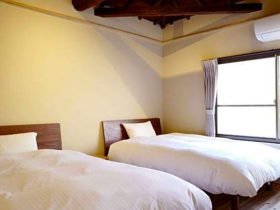 15 mins walk to Kyoto Station/5 mins to metro station B46-5