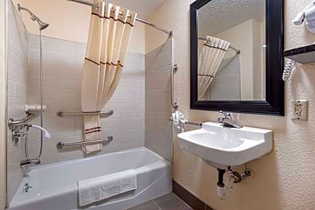 2 Queen Beds, Mobility Accessible, Bathtub, Non-Smoking, Full Breakfast