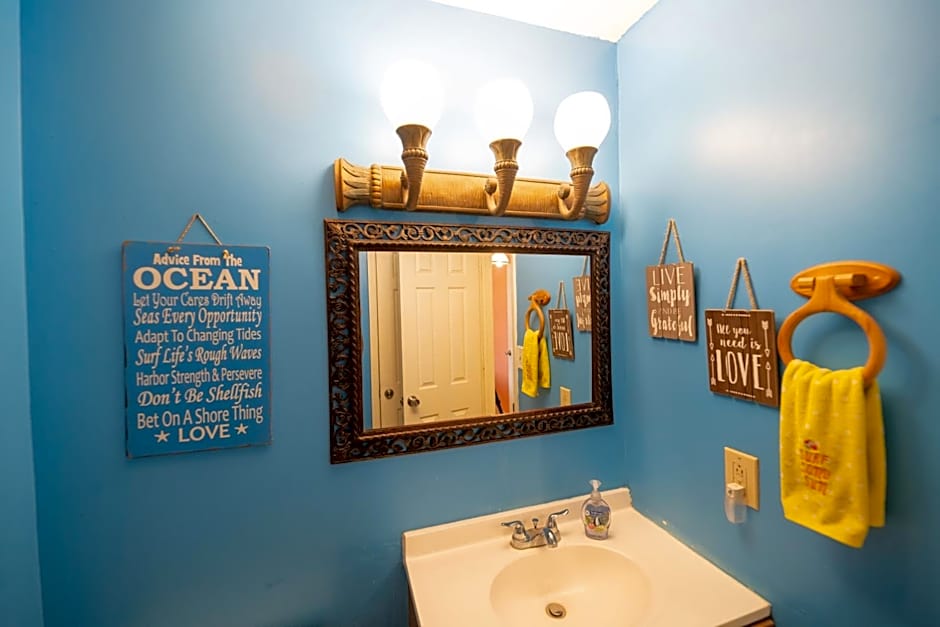 Charming SPI family condo - walking distance to the beach, Sleeps 6, Third Floor, 2026 Traveler Award