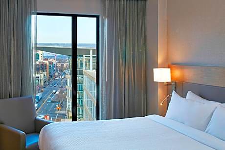 Room, 1 King Bed (Hearing Accessible) (1 King Bed)