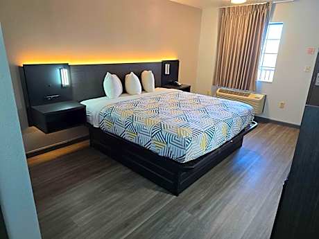 1 King Bed | Non-Smoking, Micfridge