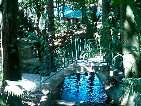 La Delphina Bed and Breakfast Bar and Grill