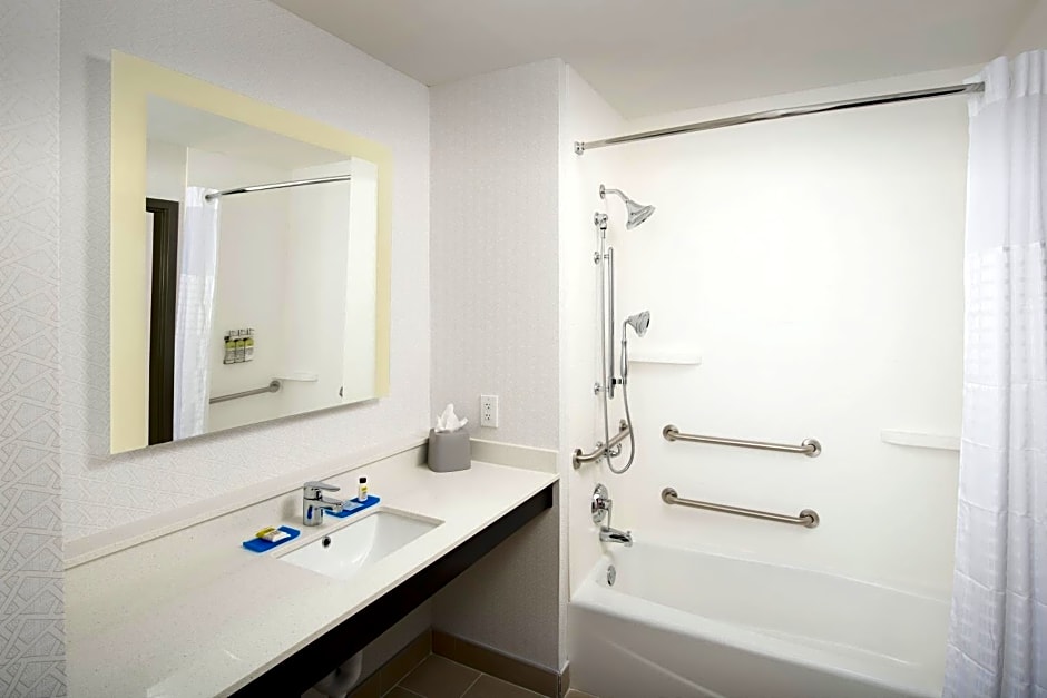 Holiday Inn Express & Suites North Brunswick By IHG