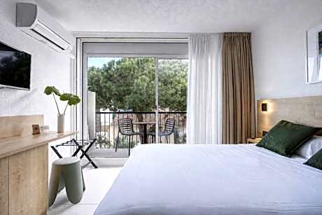 Comfort Double Room with Balcony and Air Conditioning - Mountain View or Sea Side