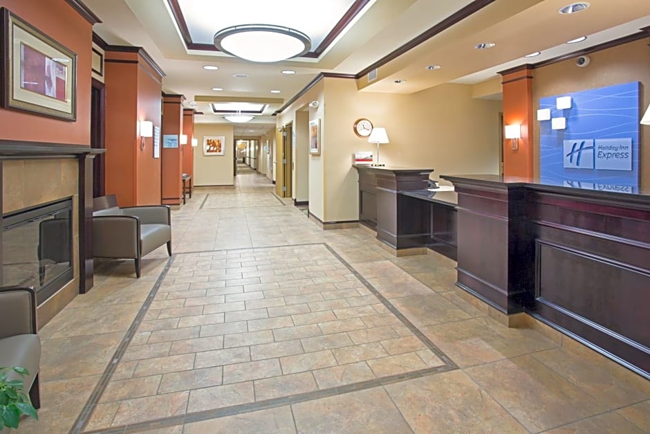 Holiday Inn Express Hotel & Suites Minot South