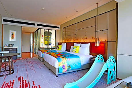 Family Room with River View - High Floor