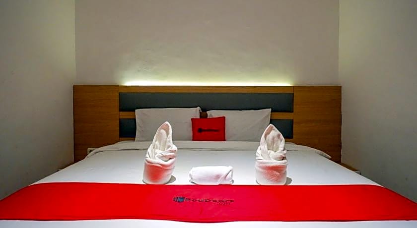 RedDoorz Plus @ Losari Makassar