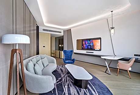 One-Bedroom Renaissance Suite - Club Lounge Access