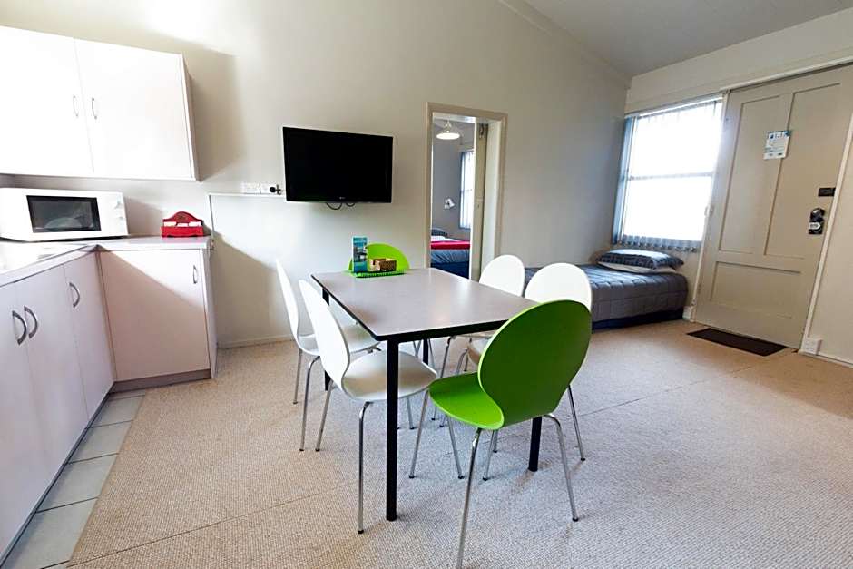 Jack & Di's Waiteti Lakefront Motel