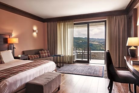 Premium Suite with Mountain View