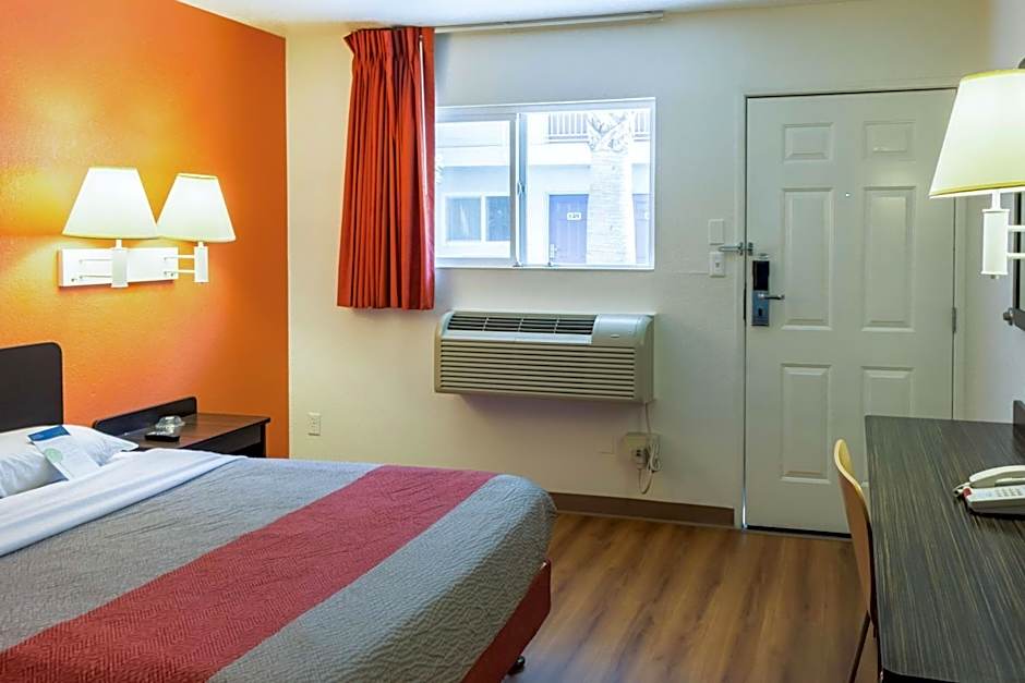 Motel 6-Bakersfield, CA - East