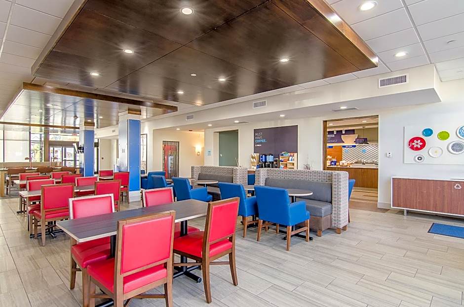 Holiday Inn Express & Suites - Atchison By IHG