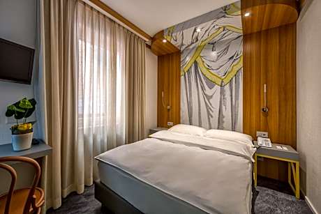 Budget Single Room with Courtyard View