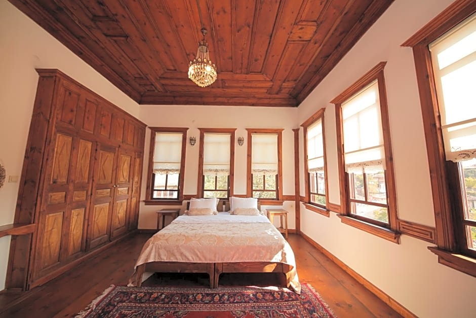 KARAÜZÜMLER KONAĞI