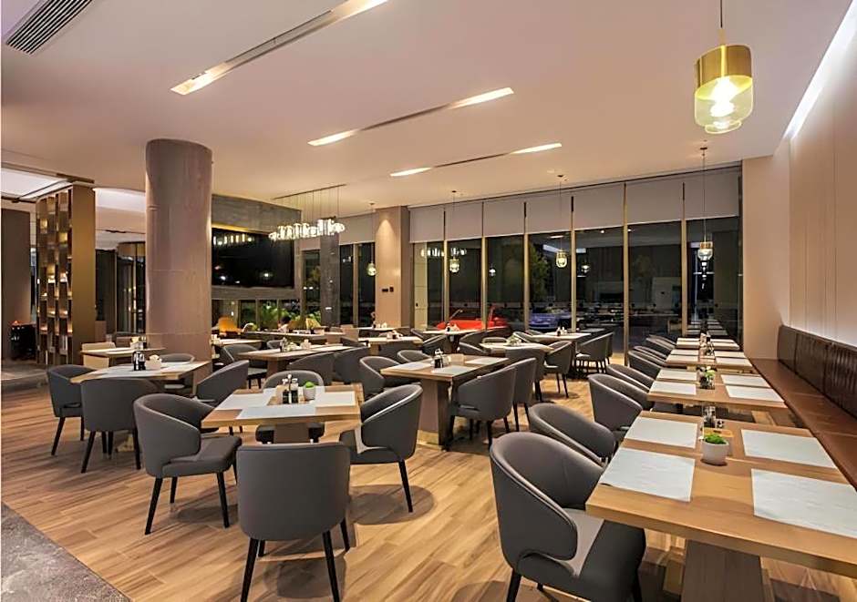 Echarm Plus Hotel (Wuhan Wenhua Avenue Dahualing Metro Station)