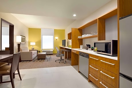 1 King Hearing Accessible Suite Non-Smoking