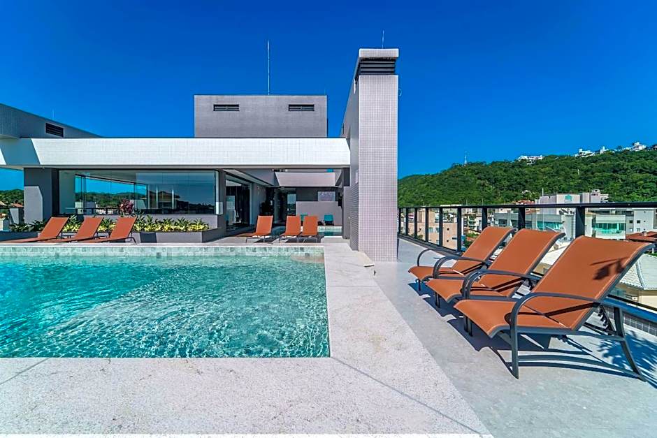 Adra 306 - Excelente Cobertura Duplex - Centro/Bombinhas- Rooftop com Piscina - À poucos metros da praia - (Consultar serviços de roupas de cama e banho)