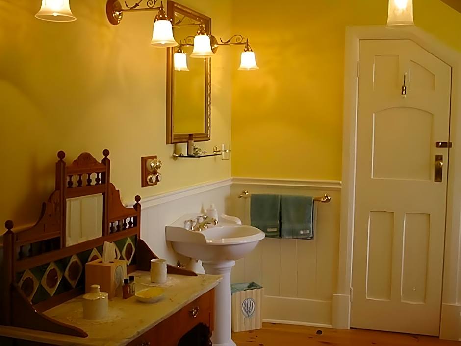 Water Bay Villa Bed & Breakfast