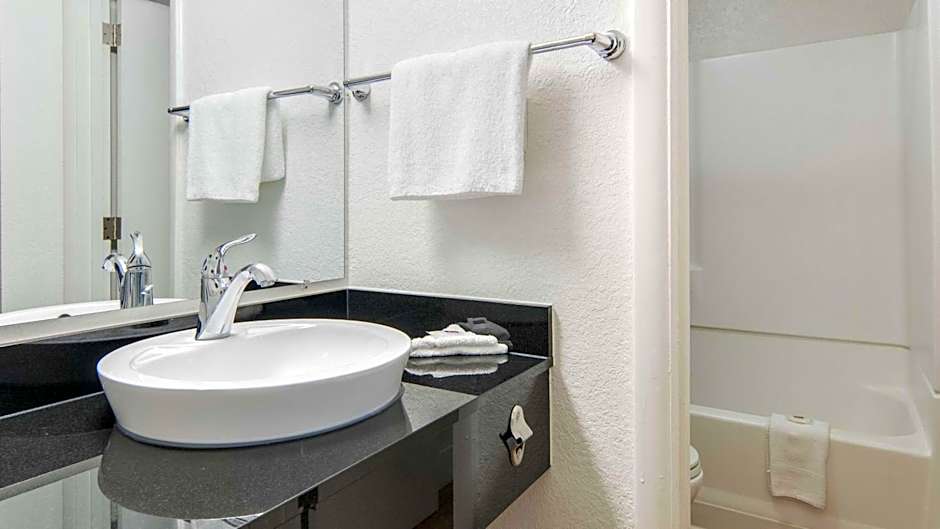 Motel 6-Addison, TX - Dallas