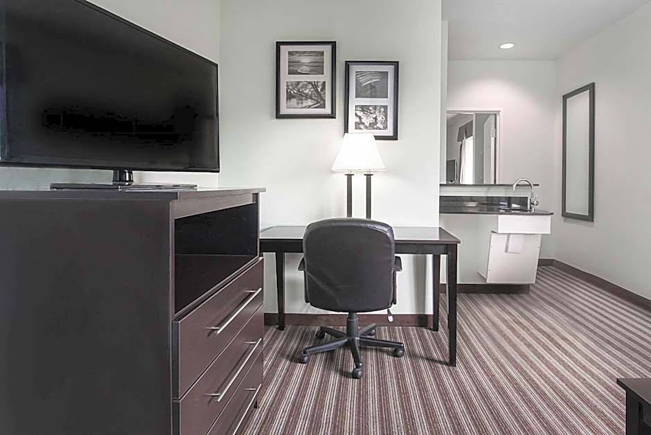 Days Inn & Suites by Wyndham Dallas