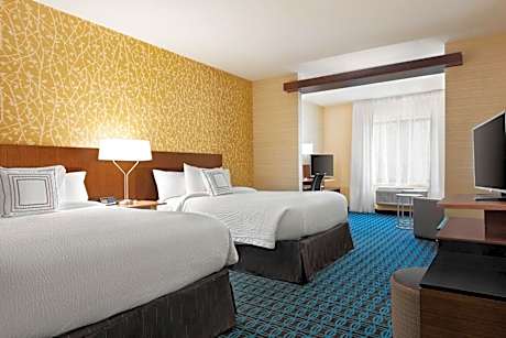 Deluxe Queen Suite with Two Queen Beds, Bathtub and Sofa Bed - Mobility Access
