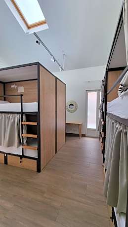 12 Beds in Mixed Dormitory Room