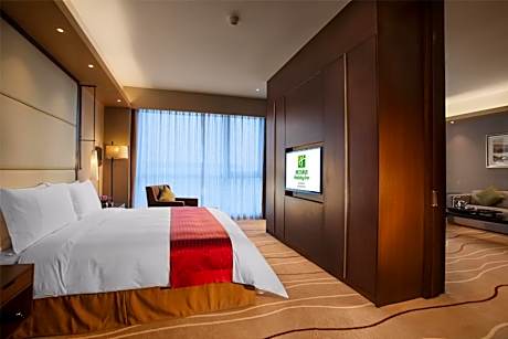 One-Bedroom Family Suite with Lounge Access