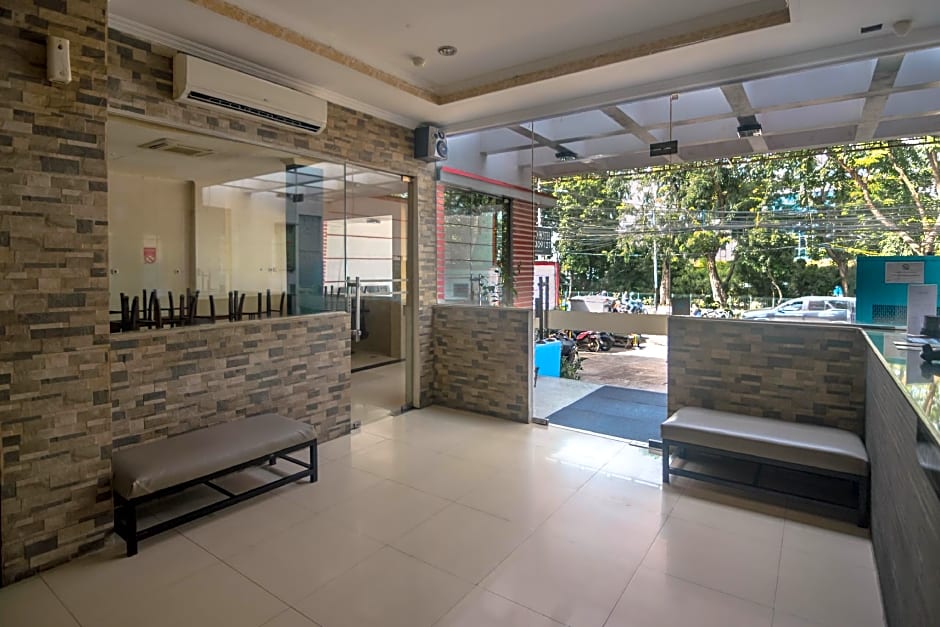 RedDoorz near RS Husada