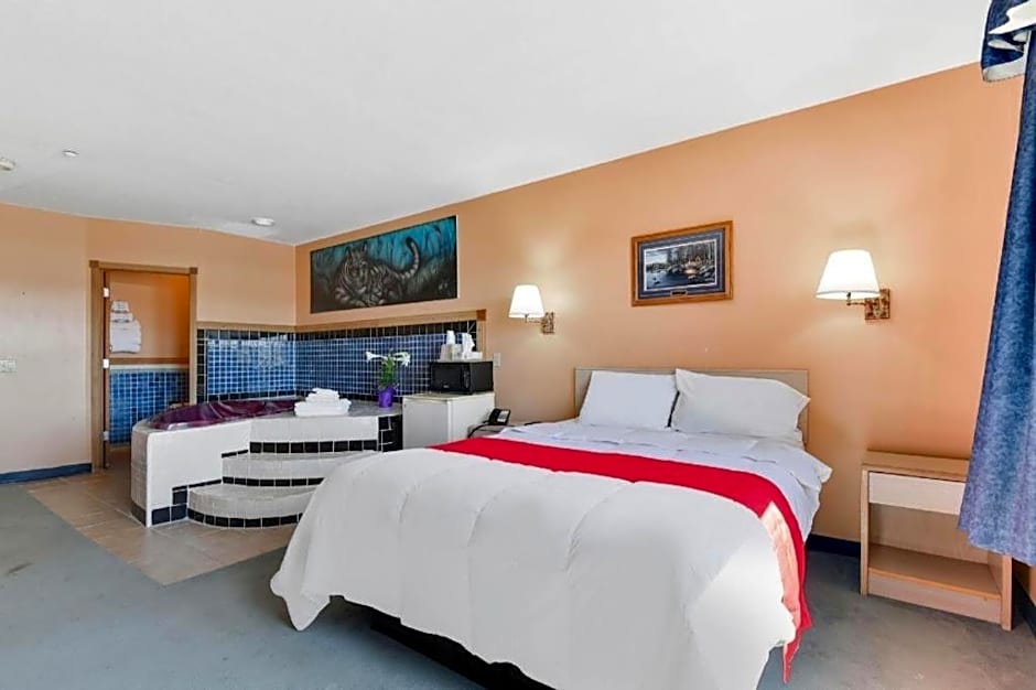 Casa Loma Inn & Suites by OYO Davenport IA near I-80