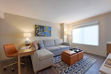 One-Bedroom King Suite with Pool View - High Floor