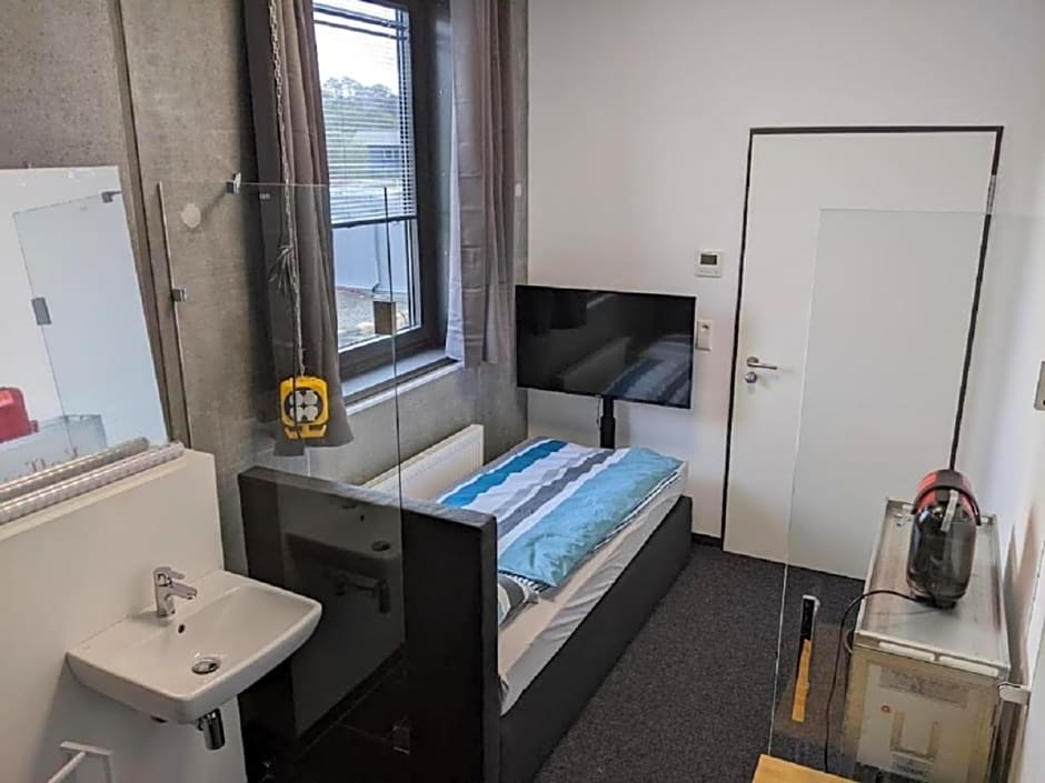 BUSINESS-MOTEL free WiFi & massage, air-con, XXL-Parking